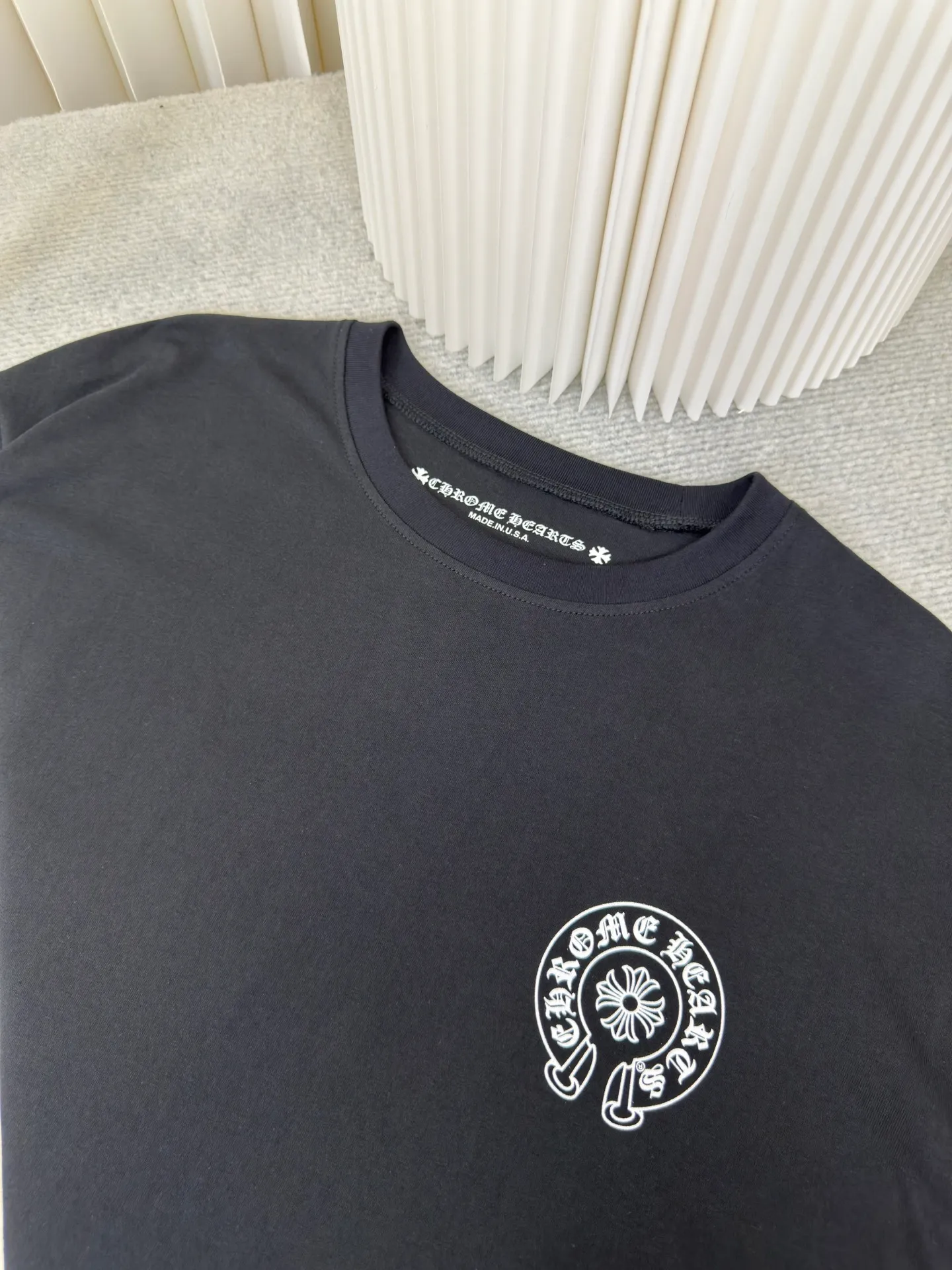 P290 Chrome Hear printed spliced ​​long sleeves. The fabric is made of 26-woven 200g cotton. Splicing design. The printing is glue printing. Customized accessories. Size S M L